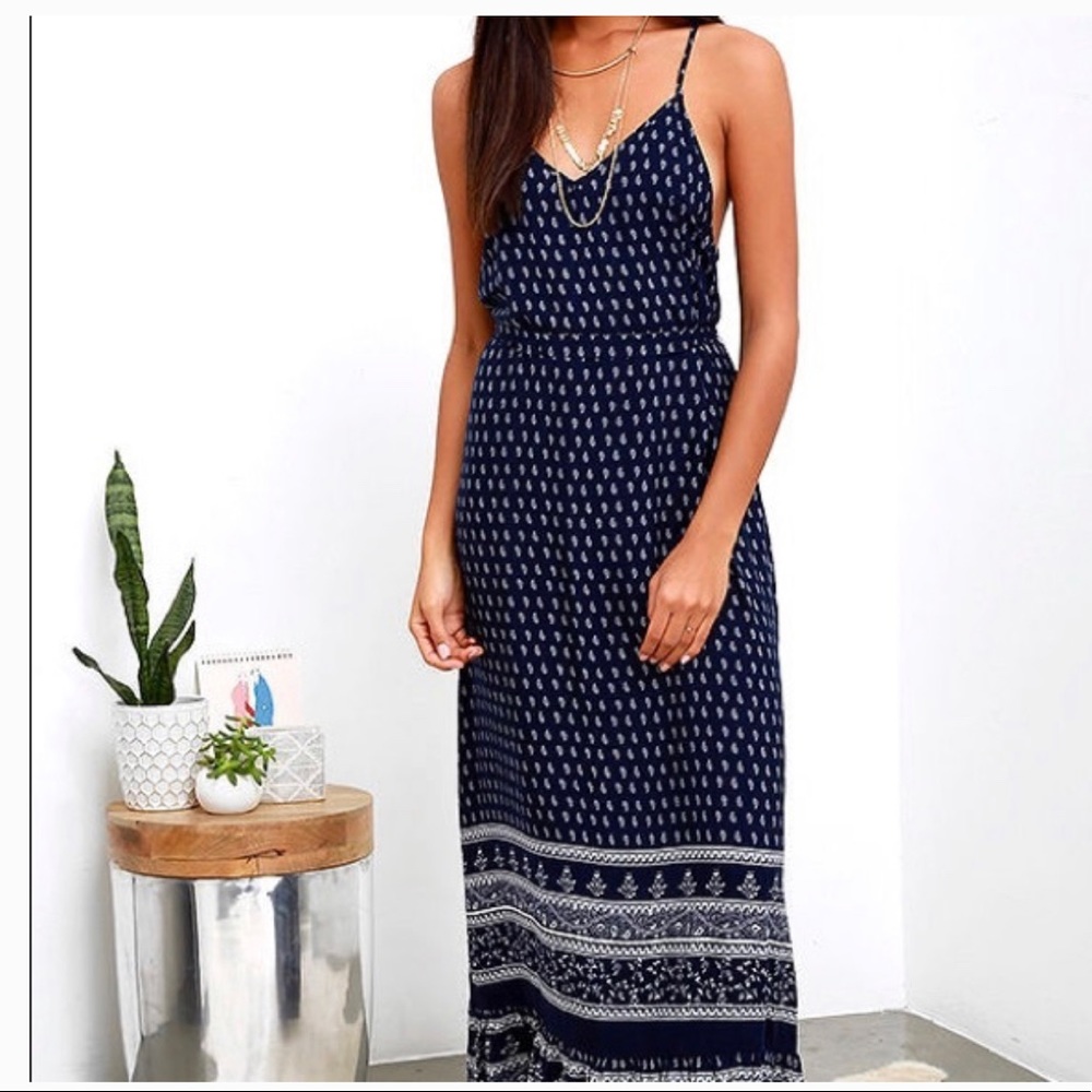 Lulu’s navy blue and white paisley maxi dress Size XS
